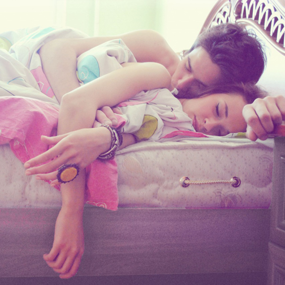 Ученые выяснили, что счастливы влюбленные спят почти вплотную друг к другу