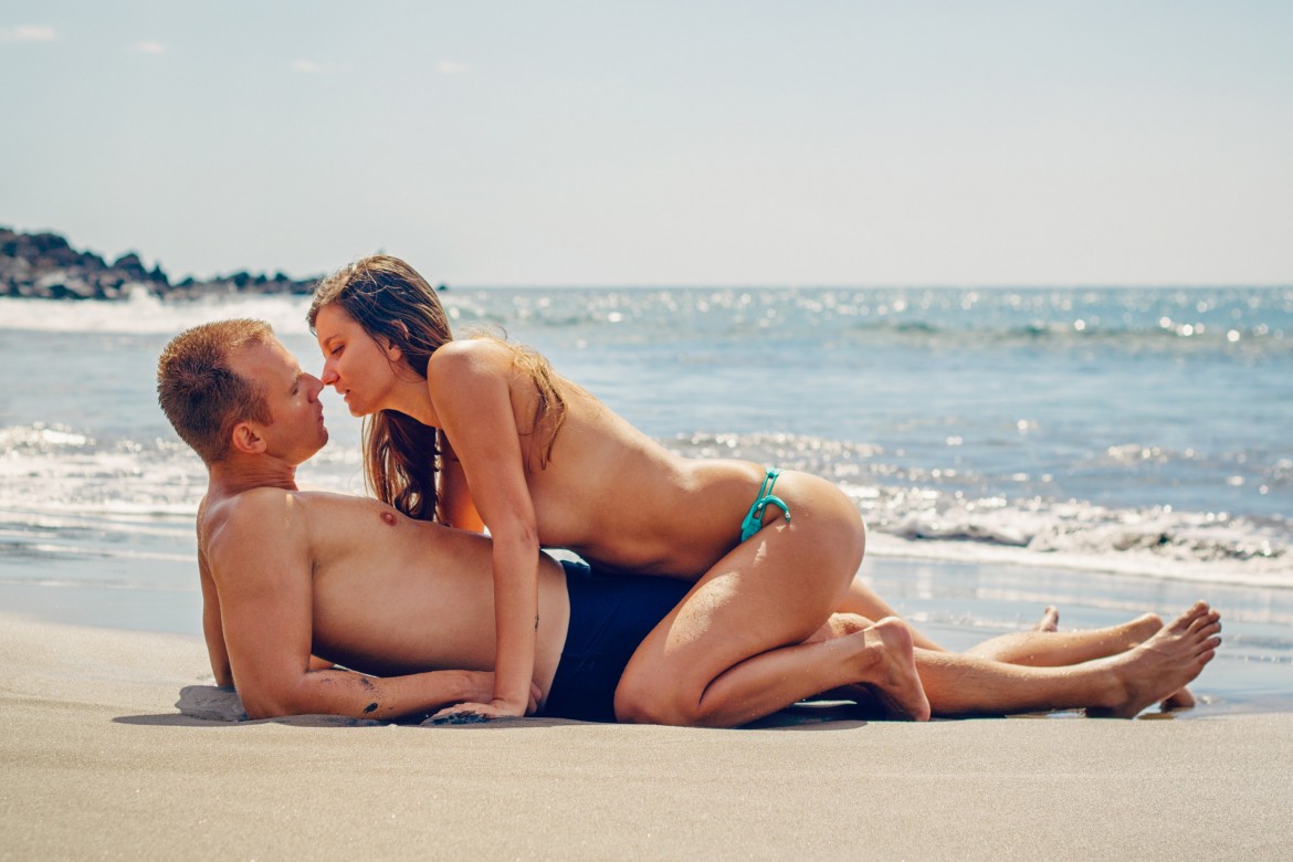 Секс на пляже: как не травмироваться на песке и можно ли лезть в воду