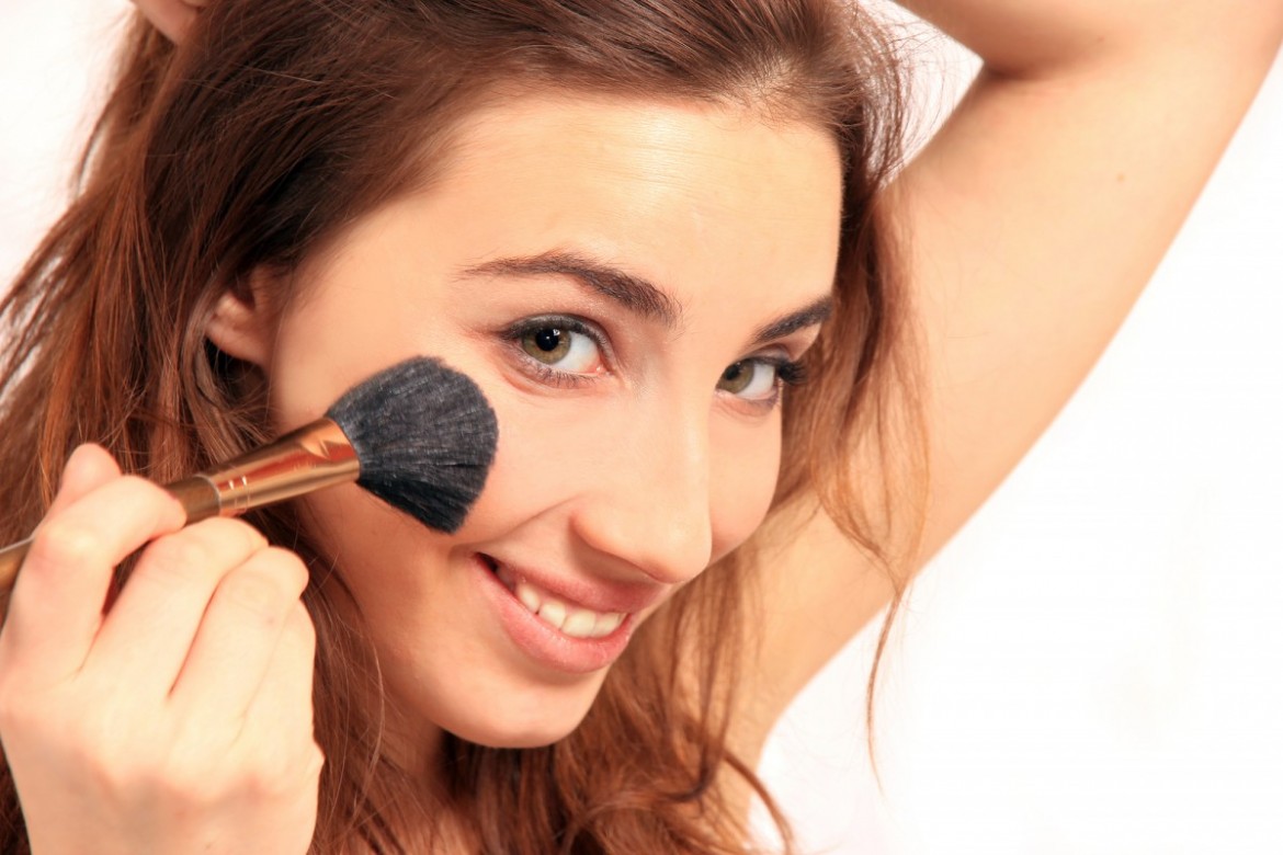 Большинство женщин верят, что макияж их молодит